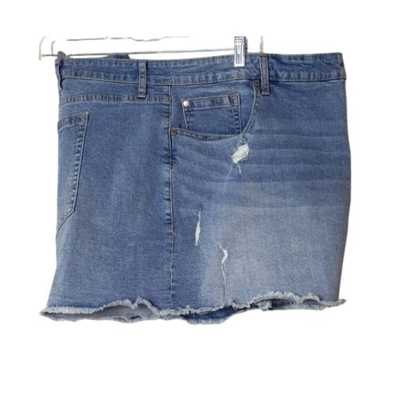 Torrid Womens Plus Sz 26 Denim Shorts Hi Rise Distressed Frayed Hem Blue Stretch - Picture 3 of 6